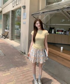 Slim-Fit Vertical Striped Textured Mousse Cashmere Short Sleeve T-Shirt - Fashionable Round Neck Top for Effortless Style