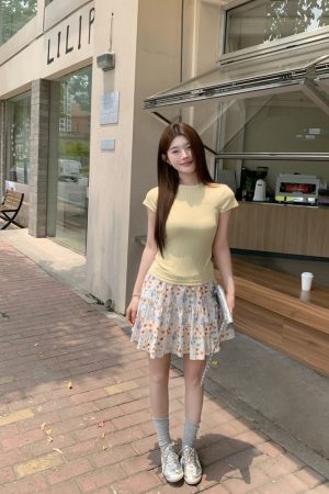 Slim-Fit Vertical Striped Textured Mousse Cashmere Short Sleeve T-Shirt - Fashionable Round Neck Top for Effortless Style