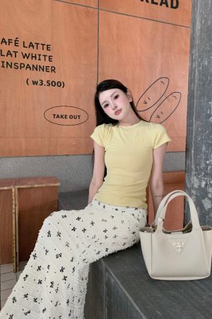 Slim-Fit Vertical Striped Textured Mousse Cashmere Short Sleeve T-Shirt - Fashionable Round Neck Top for Effortless Style