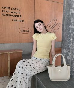 Slim-Fit Vertical Striped Textured Mousse Cashmere Short Sleeve T-Shirt - Fashionable Round Neck Top for Effortless Style