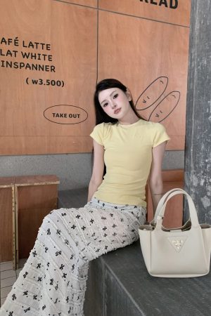 Slim-Fit Vertical Striped Textured Mousse Cashmere Short Sleeve T-Shirt - Fashionable Round Neck Top for Effortless Style