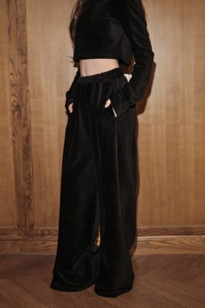 Soft Slim-Fit Cropped Long-Sleeve Top & Pants Two-Piece Set for Women - Comfortable Casual Chic Outfit
