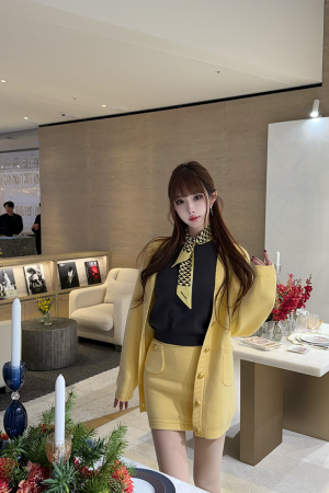Spring 2025 Women's Niche Knitted Two-Piece Set - Artistic Jacket and Short Skirt for Stylish Fashion Lovers