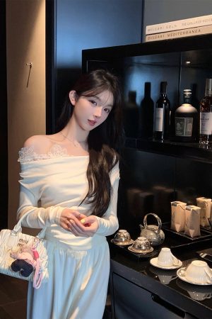 Spring Lace Trim One-Shoulder Off-White Short Crop Top - Women's Shoulder-Baring T-Shirt in Y2K Style