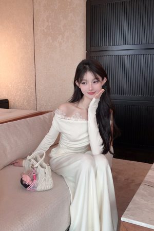Spring Lace Trim One-Shoulder Off-White Short Crop Top - Women's Shoulder-Baring T-Shirt in Y2K Style