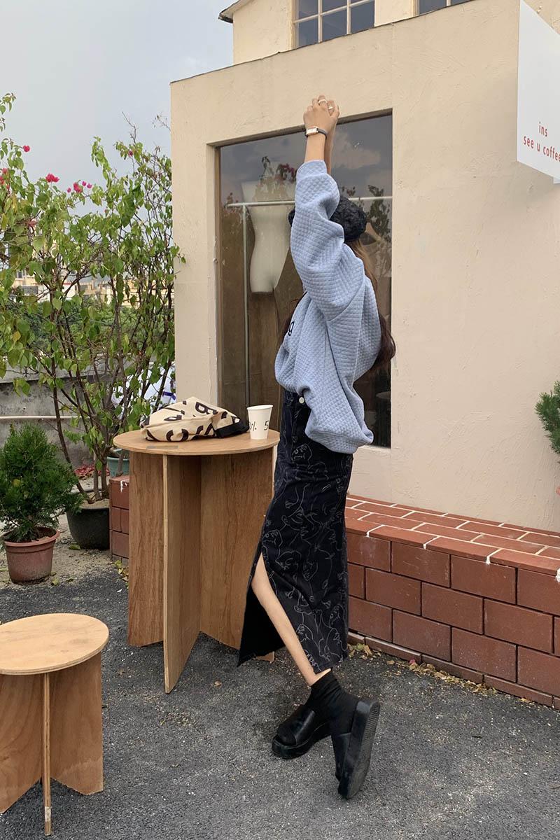 Street Style Outfits Casual, Europe Outfits - Abstract Faces Denim Midi Skirt Street Style Outfits Casual, Europe Outfits - Abstract Faces Denim Midi Skirt