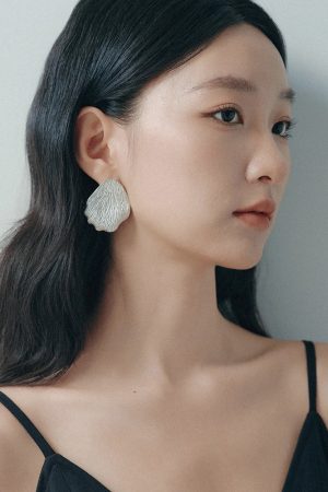 Stylish Matte Silver Petal Earrings with Natural Texture - Artistic Design for Spring/Summer Fashion Trends