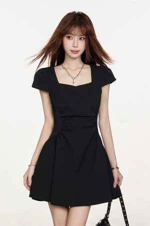 Summer 2025 Women's French-Style Black Dress, Hepburn-Inspired, Waist-Cinching, Slimming Fit for Petite Figures, Short Little Black Dress