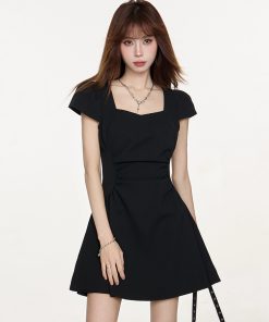 Summer 2025 Women's French-Style Black Dress, Hepburn-Inspired, Waist-Cinching, Slimming Fit for Petite Figures, Short Little Black Dress