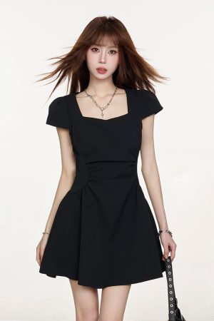Summer 2025 Women's French-Style Black Dress, Hepburn-Inspired, Waist-Cinching, Slimming Fit for Petite Figures, Short Little Black Dress