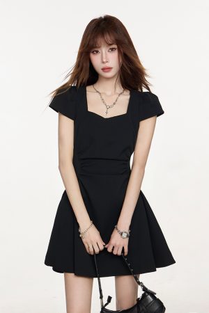 Summer 2025 Women's French-Style Black Dress, Hepburn-Inspired, Waist-Cinching, Slimming Fit for Petite Figures, Short Little Black Dress