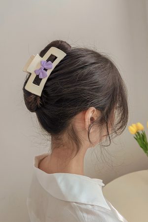 Sweet Purple Bow Shark Clip Hairpin - Cute Milk White Grasp Clip for Girls, Minimalist Design, Trendy Internet Celebrity Style 2025