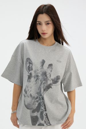 Tilted Head Giraffe Pattern T-Shirt - Casual American Style Summer Short Sleeve Top for Trendy Fashion Enthusiasts