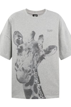 Tilted Head Giraffe Pattern T-Shirt - Casual American Style Summer Short Sleeve Top for Trendy Fashion Enthusiasts