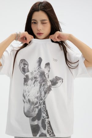 Tilted Head Giraffe Pattern T-Shirt - Casual American Style Summer Short Sleeve Top for Trendy Fashion Enthusiasts