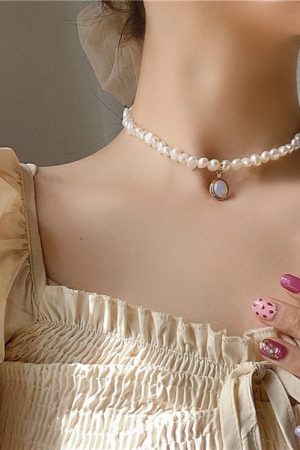 Trendy Baroque Pearl Necklace for Women with French Oval Pendant Choker â€“ Light Luxury Clavicle Chain