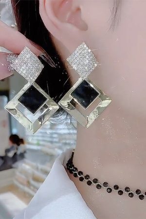 Trendy Black Geometric Diamond Drop Earrings - Retro Light Luxury Ear Accessories in Pure Silver for Women
