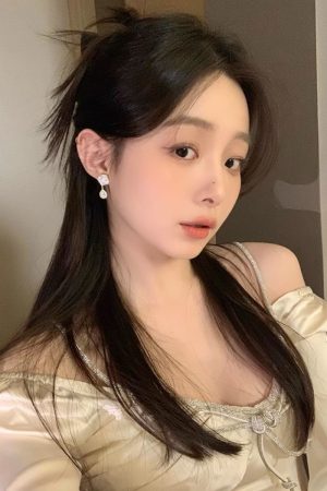 Trendy Camellia Flower Clip-On Earrings for Women, High-End Niche Design, 2025 Fashion Statement, No Ear Holes Needed