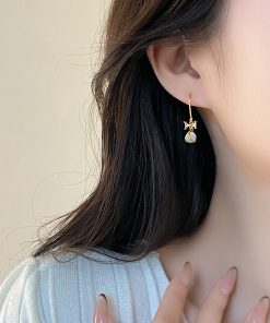 Trendy Cool-Toned Cat's Eye Stone Bowknot Stud Earrings - 2025 High-End Fashionable Niche Design for a Chic Look