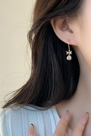 Trendy Cool-Toned Cat's Eye Stone Bowknot Stud Earrings - 2025 High-End Fashionable Niche Design for a Chic Look