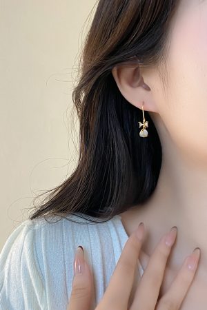 Trendy Cool-Toned Cat's Eye Stone Bowknot Stud Earrings - 2025 High-End Fashionable Niche Design for a Chic Look