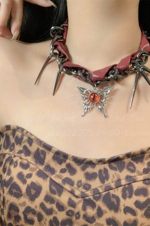 Trendy Dark Style Butterfly Necklace for Women, Niche Design Clavicle Chain, Heavy-Duty Accessory for Sweet and Cool Looks