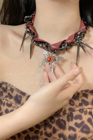 Trendy Dark Style Butterfly Necklace for Women, Niche Design Clavicle Chain, Heavy-Duty Accessory for Sweet and Cool Looks
