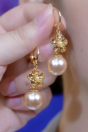 Trendy Five-Petal Pearl Drop Earrings - Fashionable Statement Jewelry to Enhance Any Outfit and Slim the Face