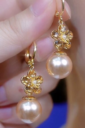 Trendy Five-Petal Pearl Drop Earrings - Fashionable Statement Jewelry to Enhance Any Outfit and Slim the Face