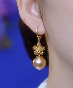 Trendy Five-Petal Pearl Drop Earrings - Fashionable Statement Jewelry to Enhance Any Outfit and Slim the Face