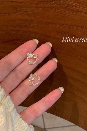 Trendy Floral Clip-On Earrings for Women - High-End Light Luxury Niche Design Ear Accessories 2025