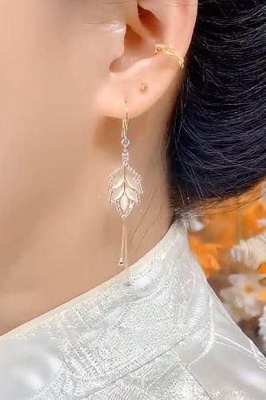 Trendy French High-End Style Long Tassel Ear Hooks with Micro-Inlaid Maple Leaf Design for a Slimming Effect