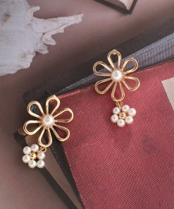 Trendy Handmade Pearl Beaded Hollow Petal Stud Earrings for Women, Fashion Jewelry Accessory