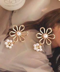 Trendy Handmade Pearl Beaded Hollow Petal Stud Earrings for Women, Fashion Jewelry Accessory