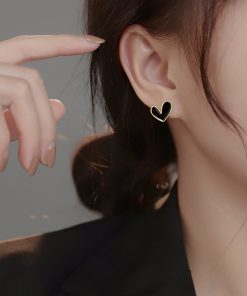 Trendy Heart-Shaped Stud Earrings for Women, Unique Light Luxury Design, High-End Autumn/Winter 2025 Fashion Statement