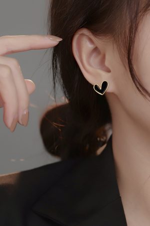 Trendy Heart-Shaped Stud Earrings for Women, Unique Light Luxury Design, High-End Autumn/Winter 2025 Fashion Statement