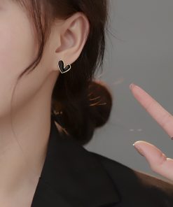 Trendy Heart-Shaped Stud Earrings for Women, Unique Light Luxury Design, High-End Autumn/Winter 2025 Fashion Statement