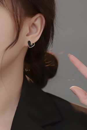 Trendy Heart-Shaped Stud Earrings for Women, Unique Light Luxury Design, High-End Autumn/Winter 2025 Fashion Statement