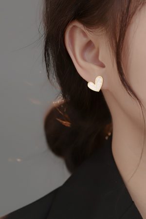 Trendy Heart-Shaped Stud Earrings for Women, Unique Light Luxury Design, High-End Autumn/Winter 2025 Fashion Statement