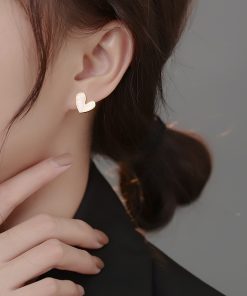 Trendy Heart-Shaped Stud Earrings for Women, Unique Light Luxury Design, High-End Autumn/Winter 2025 Fashion Statement