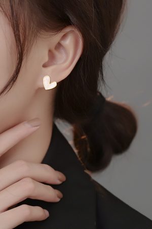Trendy Heart-Shaped Stud Earrings for Women, Unique Light Luxury Design, High-End Autumn/Winter 2025 Fashion Statement