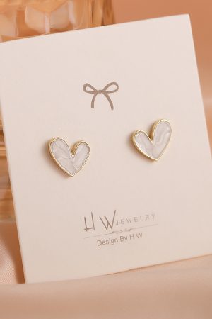 Trendy Heart-Shaped Stud Earrings for Women, Unique Light Luxury Design, High-End Autumn/Winter 2025 Fashion Statement