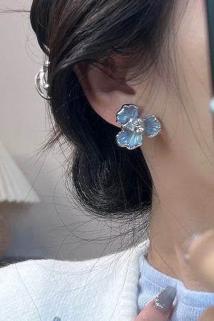 Trendy Iris Flower Stud Earrings - Elegant Niche Design, Light Luxury High-End Versatile Ear Accessories for 2025 Fashion