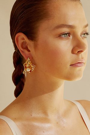 Trendy Long Vintage Pleated Pearl Flower Earrings for Women, Irregular Gold-Plated Studs, European American Style, Fashion Must-Have