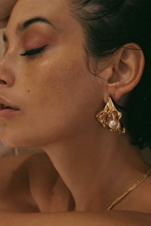 Trendy Long Vintage Pleated Pearl Flower Earrings for Women, Irregular Gold-Plated Studs, European American Style, Fashion Must-Have