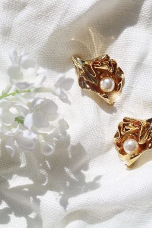 Trendy Long Vintage Pleated Pearl Flower Earrings for Women, Irregular Gold-Plated Studs, European American Style, Fashion Must-Have