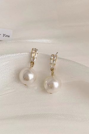 Trendy Pearl Stud Earrings for Women - 2025 French Light Luxury Design for Ear Piercings, High-End Niche Fashion Accessory