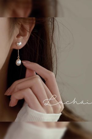 Trendy Pearl Stud Earrings for Women - Lightweight Luxury Design for Ear Piercings, Perfect for Autumn and Winter Fashion