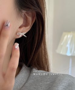 Trendy Pearl Stud Earrings for Women - Lightweight Luxury High-End Ear Accessories, Elegant and Sophisticated Jewelry 2025