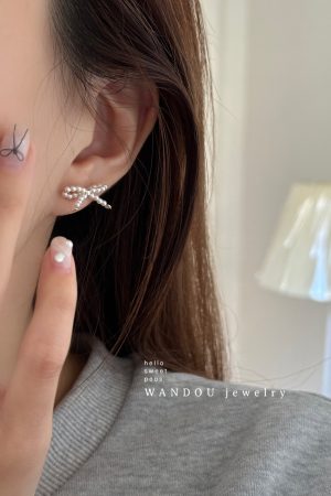 Trendy Pearl Stud Earrings for Women - Lightweight Luxury High-End Ear Accessories, Elegant and Sophisticated Jewelry 2025